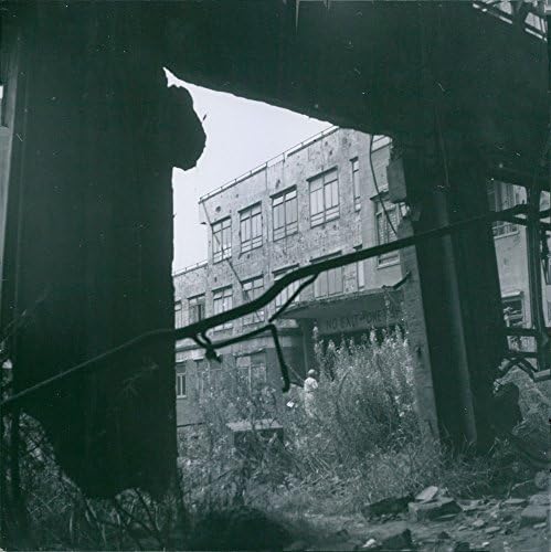 Реколта снимка на Мъжете, застанал близо до срутената сграда, по време на войната в Англия, 1946 година.